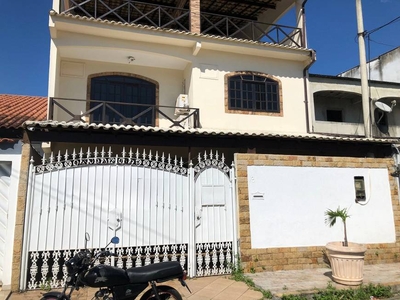 Casa com 3 Quartos e 4 banheiros à Venda, 186 m² por R$ 350.000