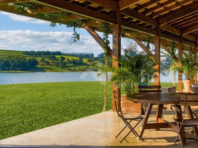 Casa sofisticada na beira do rio