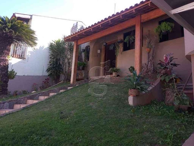 Casa com 4 quartos à venda no bairro Champagnat, 252m²