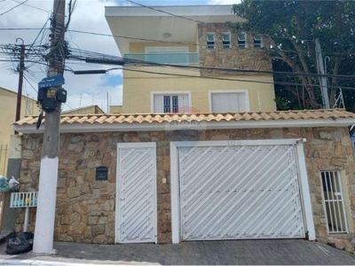 Casa com cozinha e sala de jantar, uma sala de estar com varanda, dois quartos com sites e lavanderia.