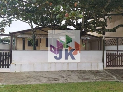 Ótima casa a poucos metrôs do mar, para locação pôr diária, em excelente região, na barra do saí em