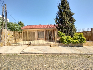 Casa em Uvaranas, Ponta Grossa/PR de 243m² 4 quartos à venda por R$ 549.000,00