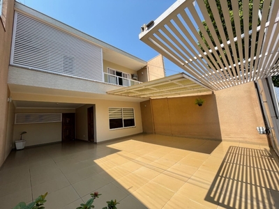 Casa em Zona 08, Maringá/PR de 230m² 3 quartos à venda por R$ 889.000,00
