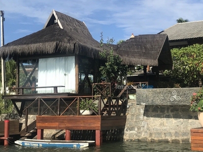 Casa de praia, à beira do rio, deck para lancha