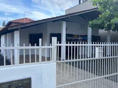 Excelente casa a 100m da Prainha, AC 2 quartos, WI-FI, garagem