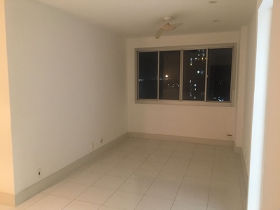 Apartamento em Barra da Tijuca, Rio de Janeiro/RJ de 72m² 2 quartos para locação R$ 2.200,00/mes