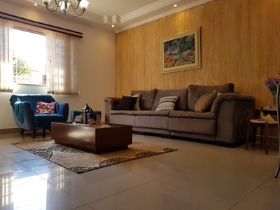 Casa em Pinheiros, Londrina/PR de 180m² 3 quartos à venda por R$ 649.000,00