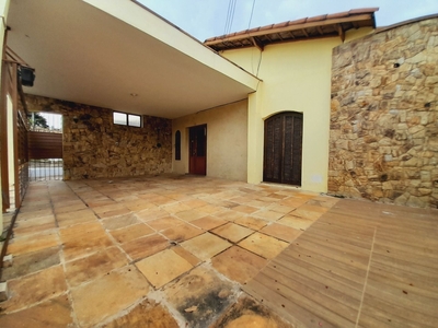 Casa em Vila Jaboticabeira, Taubaté/SP de 250m² 3 quartos para locação R$ 2.700,00/mes