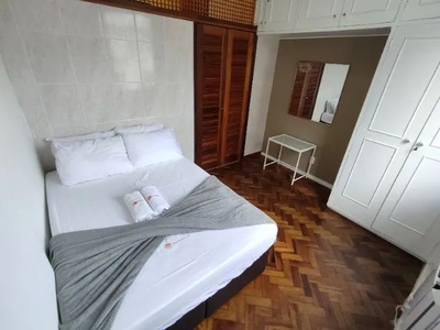 Apartamento mobiliado, sala e quarto em Copacabana.