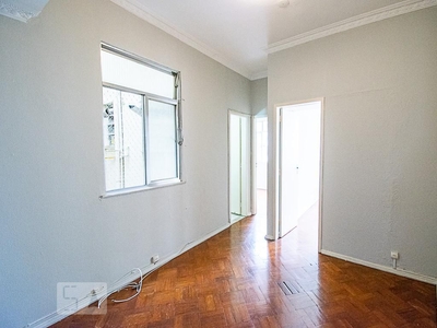 APARTAMENTO no 6º andar com 2 dormitórios