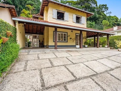 Casa à venda com quatro quartos à venda no Comary - Teresópolis/RJ