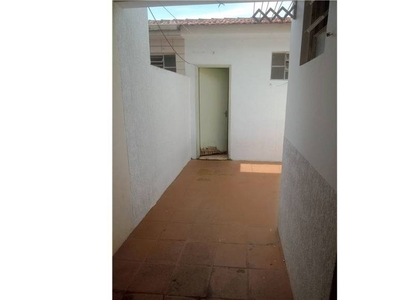 Casa com 3 Quartos e 2 banheiros para Alugar, 150 m² por R$ 2.000/Mês