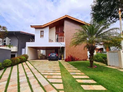 Casa em ótima alameda !! Muito bem distribuída, 04 dormitórios, sendo 2 suítes.