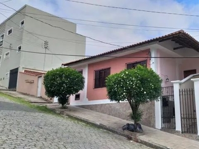 Casa no centro de São Lourenço-MG, 1 suite, 2 quartos.