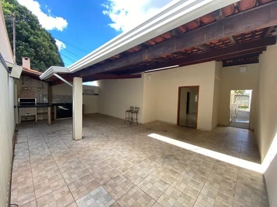 Casa para aluguel com 200 m2 com 03 quartos no Bairro Santa Mônica - Uberlândia - MG