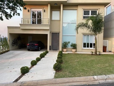 Linda casa em declive com vista pra mata!