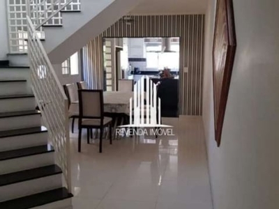 Lindo sobrado no pavimento superior com amplas 02 suites, closet com armários embutidos, banheiro so