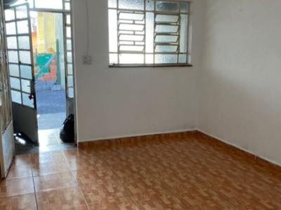 Sobrado com 120 m2 de área construída, 02 dormitórios, sala para 02 ambientes, cozinha, banheiro, área na frente, área de serviço e quintal nos fundos.