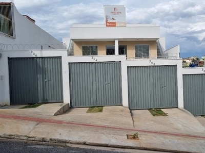 Vende-se casa geminada com area privativa 3 quartos Bairro Laranjeiras Betim