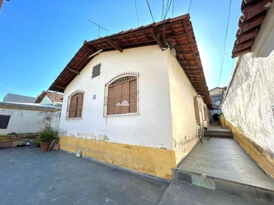 Casa com 2 quartos à venda no bairro Santa Mônica, 360m²