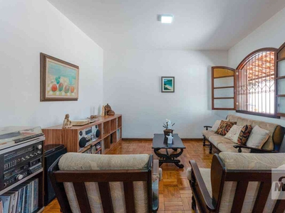 Casa com 5 quartos à venda no bairro Copacabana, 268m²