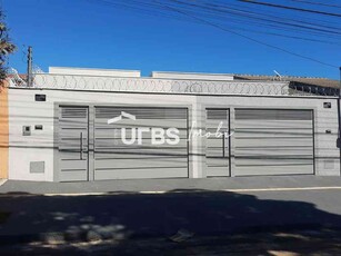 Casa com 3 quartos à venda no bairro Jardim Presidente, 212m²