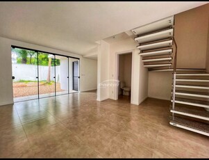 Casa no Bairro Velha em Blumenau com 3 Dormitórios (1 suíte) e 142 m²