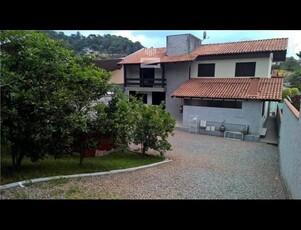 Casa no Bairro Velha em Blumenau com 4 Dormitórios (1 suíte) e 260 m²