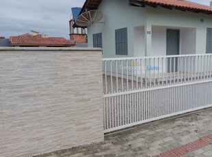 Casa térrea a poucos metros da praia de Mariscal