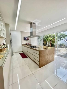 Sobrado com 3 quartos à venda, 461.0m²