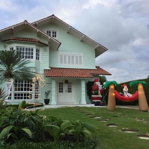 Casa no condomínio Aldebaran com 4 suítes, piscina com área de apoio, lavabo e muito verde