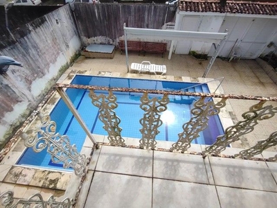Casa para venda possui 3 quartos e piscina no Bairro Jardim Petrópolis - Maceió - Alagoas