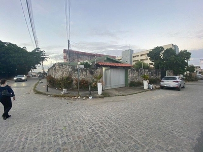 Casa para venda possui 385 metros quadrados com 5 quartos em Gruta de Lourdes - Maceió - A