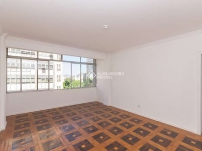 Apartamento com 3 quartos para alugar na avenida independência, 640, independência, porto alegre, 136 m2 por r$ 2.500