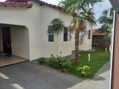 Casa com 3 quartos à venda, 420.0m²