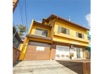 Casa com amplo terreno na avenida manoel ribas, no coração das mercês por r$ 3.290.000,00