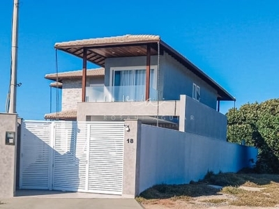 Casa de frente para a praia do foguete, em cabo frio, à venda