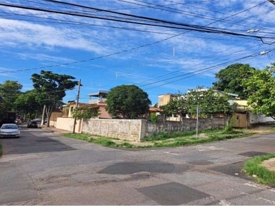 Lote de esquina no bairro primeiro de maio