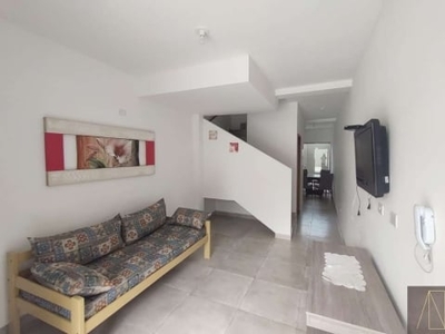 O apartamento disponível a venda é localizado no bairro martim de sá, em caraguatatuba, e está situado dentro de um condomínio.