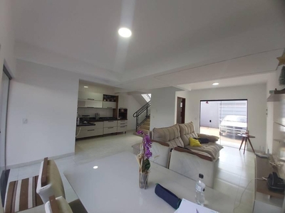 Sobrado com 3 quartos à venda, 132.0m²