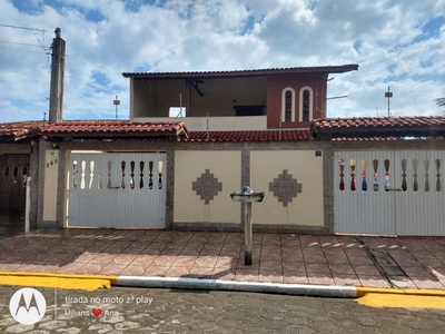 Casa com 4 Quartos e 3 banheiros à Venda, 215 m² por R$ 380.000
