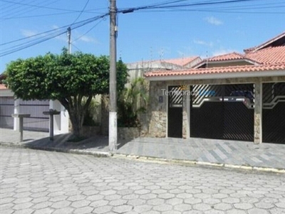 Ótima casa em Peruíbe, com área de lazer bem próximo a praia