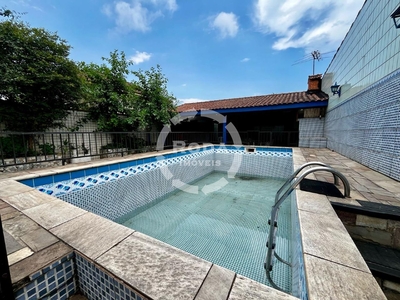 Casa térrea com piscina a venda no Bairro Estuário, em Santos com 02 quartos, super espaçosa.