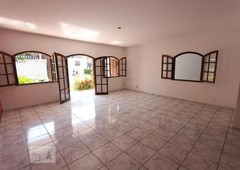 CASA EM CONDOMÍNIO com 3 dormitórios e 4 garagens