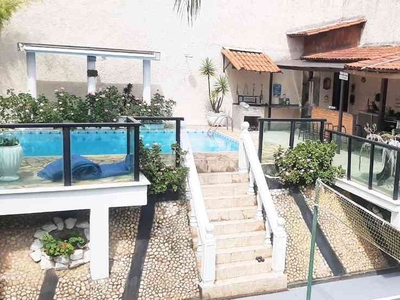 Casa com 3 quartos à venda no bairro Havaí, 270m²