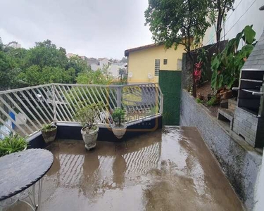 CASA COM 3 SUÍTES E 2 VAGAS + SALÃO DE ESTÉTICA MONTADO, TODA REFORMADA EM ÓTIMA LOCALIZAÇ