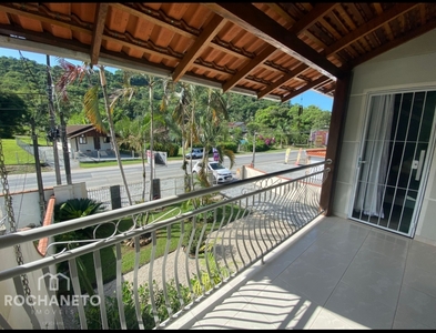 Casa no Bairro Itoupava Central em Blumenau com 3 Dormitórios (1 suíte)