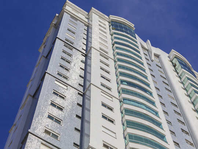 Apartamento à venda com 2 Suítes + 2 Demi e 4 vagas a 350 m da praia de Balneário Camboriú