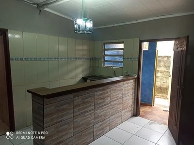 Aluga -se casa $600 com água e luz incluindo