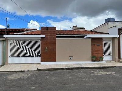 Aluga uma excelente casa semi mobiliada.